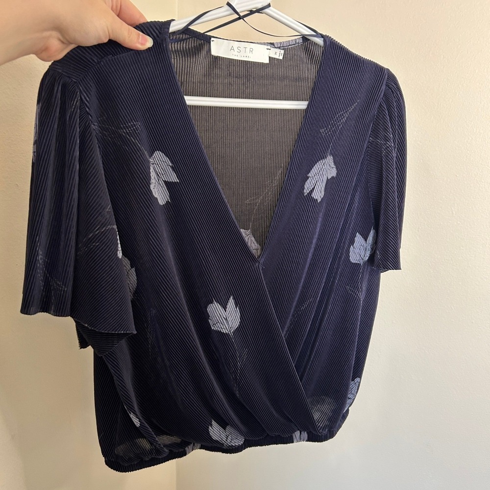 ASTR The Label Navy Blue Floral Pleated Surplice Wrap Top M - Picture 10 of 10